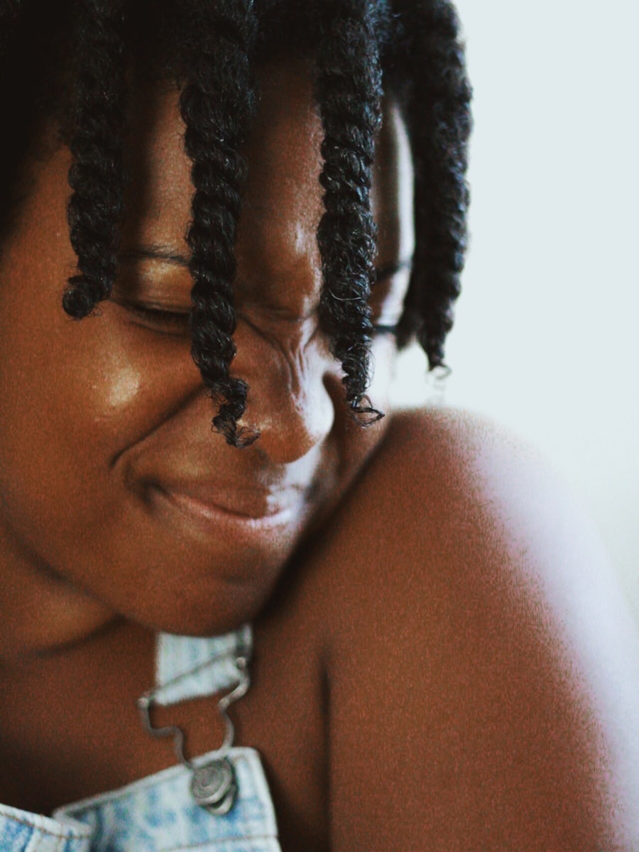 Détail de tresses fines réalisées à la main