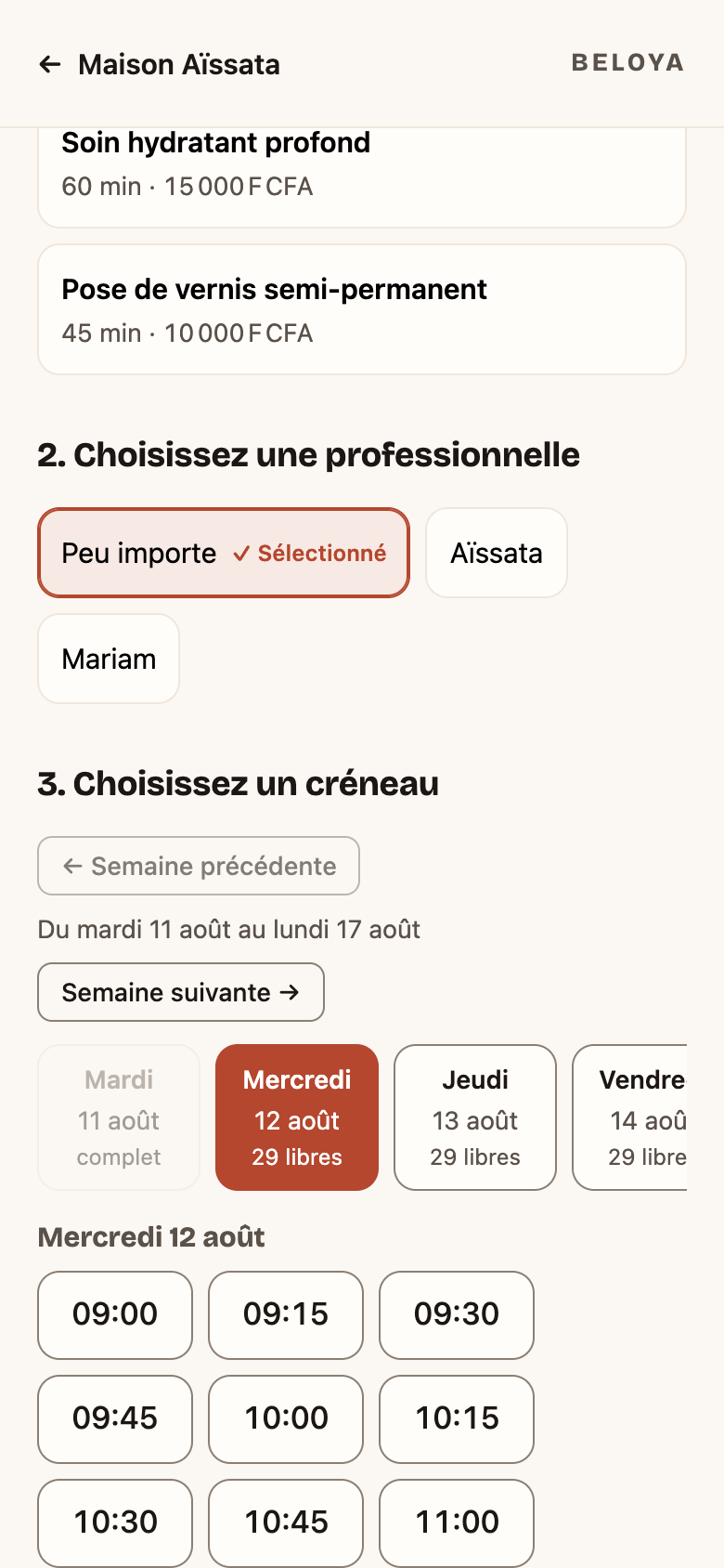 Écran de réservation : choix de la professionnelle, puis les jours ouverts avec leur nombre de créneaux libres, et les heures du jour choisi.